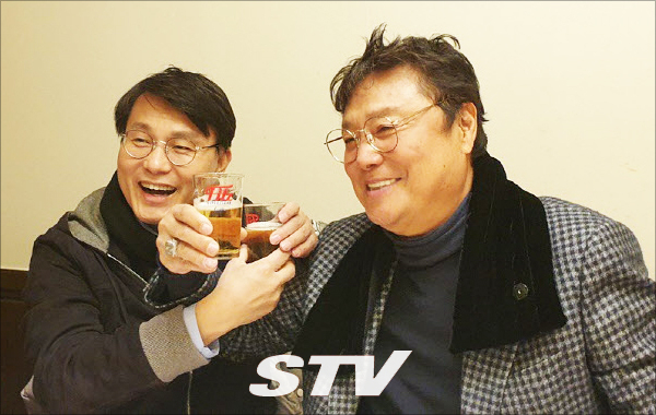 상현 의원이 가수 남진과 함께 찍은 사진을 31일 페이스북에 공개했다. 사진=윤상현 의원 페이스북