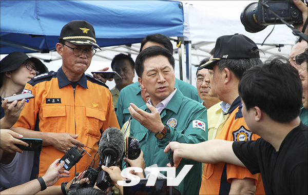 17일 김기현 당 대표와 당직자들은 이번 장마비로 인해 피해를 입은 충북 오송읍 궁평리 지하차도를 찾아가 피해복구상황을 지켜본 후 관계자들을 격려하였다.