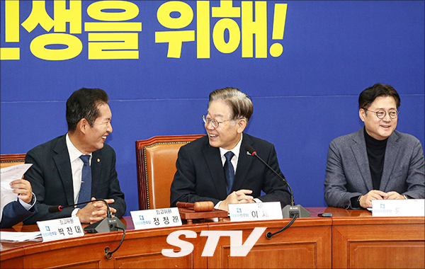 이재명 당대표가 지난 23일 국회 본청 당대표회의실에서 열린 최고위원회의에 참석하여 단식 이후 첫 공개회의를 주재하고 있다.