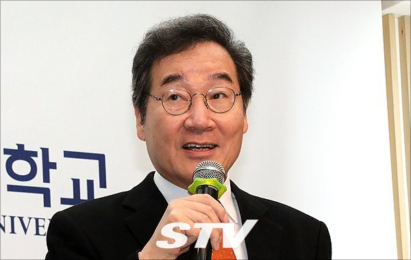 이낙연 전 국무총리가 11일 오전 서울 동대문구 삼육보건대에서 '대한민국 생존전략'을 주제로 강연하고 있다. 사진=연합뉴스