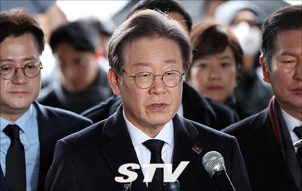 더불어민주당 이재명 대표가 5일 오전 광주 북구 국립 5·18 민주묘지에서 긴급 기자회견을 하고 있다.