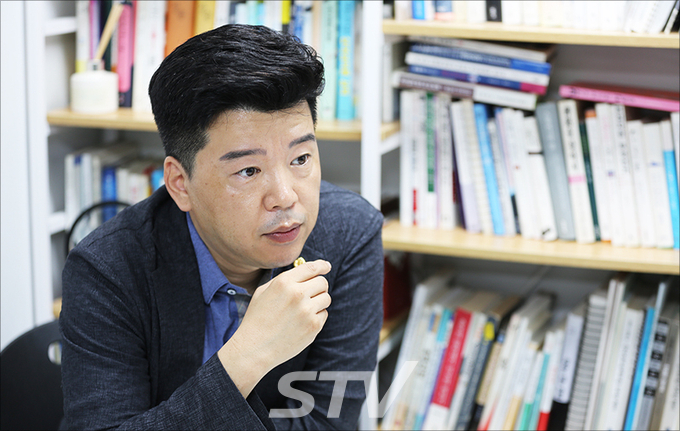 '무궁화 전도사'인 세계무궁화홍익 협동조합 이준성 대표는 본지와의 인터뷰에서 "무궁화는 사람들의 건강을 지켜주는 꽃"이라고 말했다.