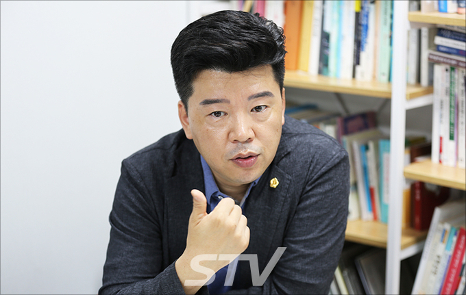'무궁화 전도사'인 세계무궁화홍익 협동조합 이준성 대표는 "무궁화 경영은 피터 드러커의 경영혁신과 일맥상통한다"라고 했다.