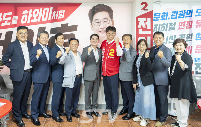 지난 24일 강화군 강화읍 강화군청 앞에서 선거사무소 개소식을 연 전인호(국민의힘) 강화군수 예비후보가 안철수 국민의힘 의원 및 개소식 참석자들과 '파이팅'을 외치고 있다.