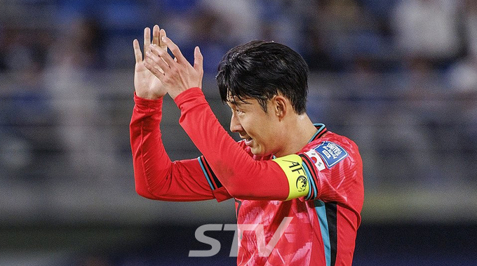 14일 오후(현지시간) 쿠웨이트 자베르 알 아흐메드 국제 경기장에서 열린 2026 북중미 월드컵 아시아지역 3차 예선 B조 5차전 한국과 쿠웨이트의 경기. 한국 손흥민이 3-1로 승리한 뒤 손뼉을 치고 있다.