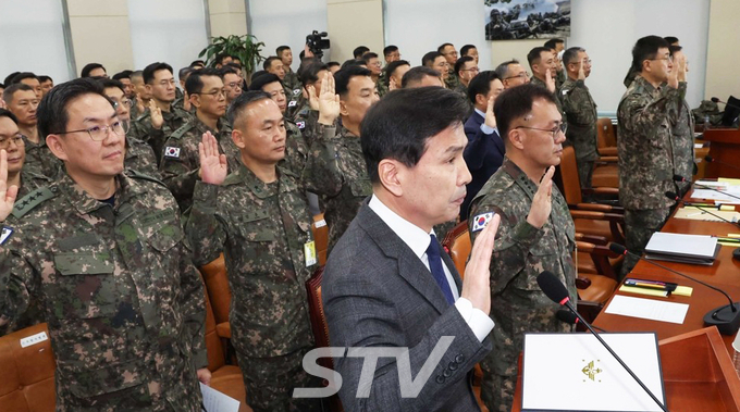 김선호 국방부 차관을 비롯한 군 관계자들이 14일 서울 여의도 국회에서 열린 '윤석열 정부의 비상계엄 선포를 통한 내란 혐의 진상규명 국정조사 특별위원회' 전체회의에 증인으로 출석해 증인 선서를 하고 있다.