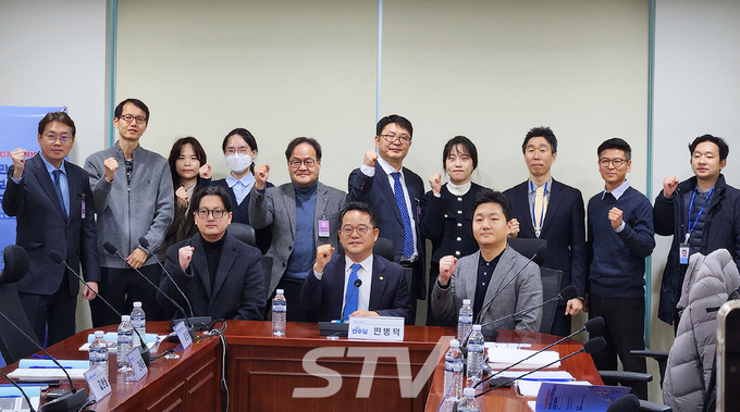 서울 여의도 국회 의원회관에서 15일 ‘900만 상조 가입자 보호를 위한 국회 토론회’가 열렸다. 참석자들이 기념촬영을 하고 있다. 서울 여의도 국회 의원회관에서 15일 ‘900만 상조 가입자 보호를 위한 국회 토론회’가 열렸다. 참석자들이 기념촬영을 하고 있다.