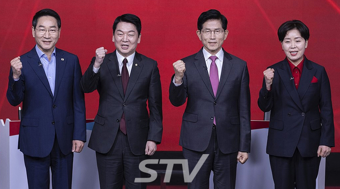 19일 서울 강서구 ASSA아트홀에서 열린 국민의힘 제21대 대통령 후보자 1차 경선 토론회에서 A조 후보들이 시작 전 기념 촬영을 하다 파이팅을 외치고 있다. 왼쪽부터 유정복, 안철수, 김문수, 양향자 후보.