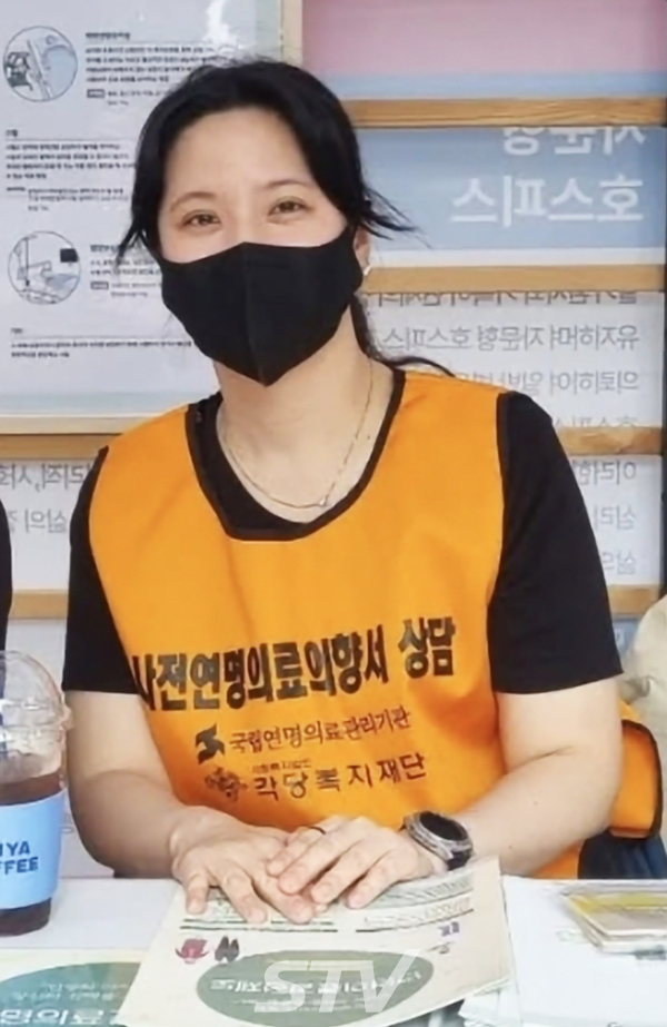 각당복지재단에서 웰다잉 강사로도 활동 중인 이해루 기사는 지난해 10월 11일 서울시청에 사전장례의향서 홍보 활동을 펼쳤다. 그녀는 자신의 선함을 계속 증명하고 있다. 사진=본인 제공