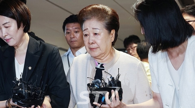 한학자 통일교 총재가 17일 서울 종로구 KT광화문빌딩에 마련된 김건희 여사의 의혹을 수사하는 민중기 특별검사팀 사무실에 세 번의 소환 불응 만에 자진 출석하고 있다.