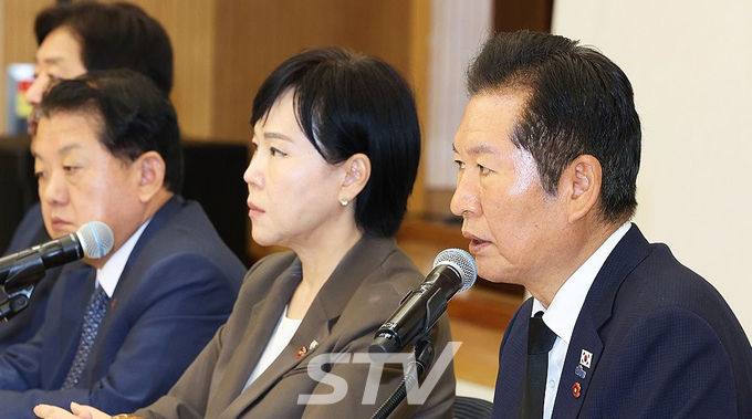 17일 오전 제주시 봉개동 4·3평화공원에서 열린 더불어민주당 최고위원회의에서 정청래 대표가 발언하고 있다.