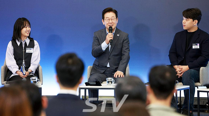 이재명 대통령이 17일 경기도 성남시 스타트업 스퀘어에서 열린 청년 스타트업 상상콘서트에서 발언하고 있다