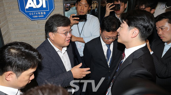 김건희 여사의 의혹들을 수사하는 민중기 특별검사팀이 18일 서울 여의도 국민의힘 중앙당사에 대한 '통일교 집단 입당' 의혹과 관련한 압수수색에 나섰다. 당사에 도착한 특검팀이 당사에 진입하기 위해 국민의힘 측 변호사와 대화하고 있다.