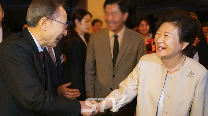 이명박·박근혜 전 대통령이 17일 열린 중앙일보 창간 60주년 기념식에서 만나 악수하고 있다.