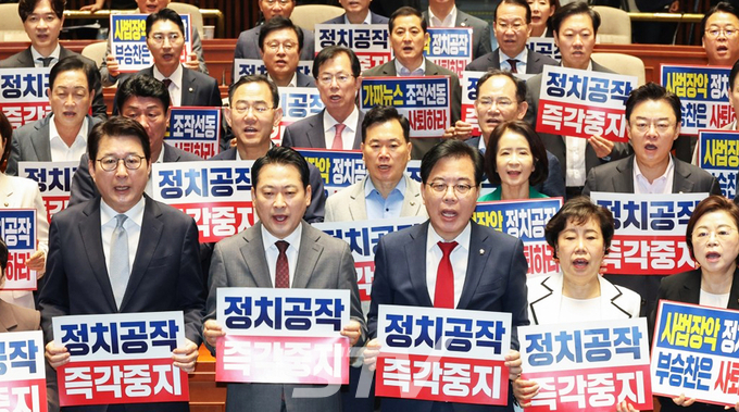 국민의힘 장동혁 대표와 송언석 원내대표 등 의원들이 19일 국회에서 열린 의원총회에서 사법장악 중단을 촉구하는 구호를 외치고 있다.