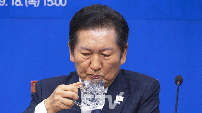 더불어민주당 정청래 대표가 18일 국회에서 열린 2025 더불어민주당 서울·인천·강원 예산정책협의회에 참석해 발언을 마친 뒤 물을 마시고 있다.