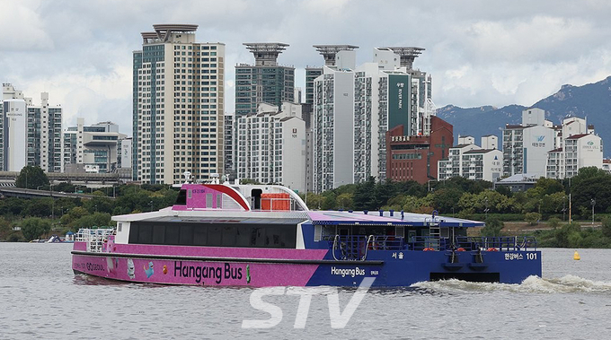 정식 운항을 시작한 한강버스가 18일 서울 송파구 잠실 선착장을 출발해 뚝섬 선착장으로 향하고 있다. 한강버스는 총 8척의 선박이 마곡-망원-여의도-옥수-압구정-뚝섬-잠실 7개 선착장, 28.9㎞를 오간다.