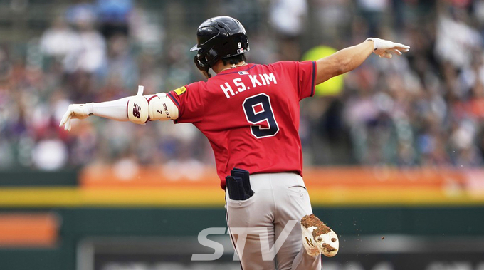 홈런을 친 뒤 양팔을 벌리고 베이스를 도는 김하성