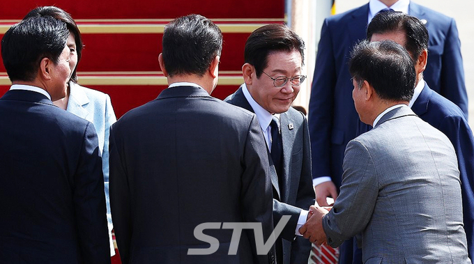 유엔총회 참석차 출국하는 이재명 대통령이 22일 성남 서울공항에서 환송 인사들과 악수하고 있다.
