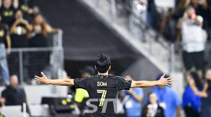 팬들의 환호에 답례하는 로스앤젤레스(LA)FC 손흥민 선수