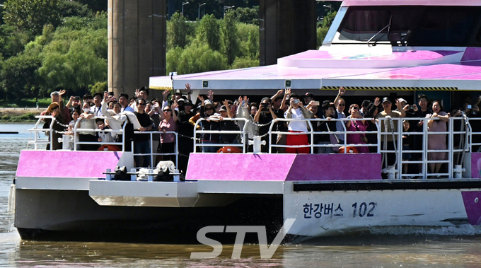 한강버스 갑판에 나와 인사하는 시민들. 사진=서울시