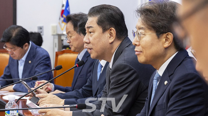 더불어민주당 김병기 원내대표가 23일 국회에서 열린 원내대책회의에서 정기국회 내 쟁점법안 처리 의지를 밝히고 있다.