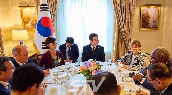 유엔총회 참석차 미국을 방문한 이재명 대통령이 22일(현지시간) 뉴욕에서 미 상원 외교위 및 하원 외무위 소속 의원 등을 접견하고 있다.