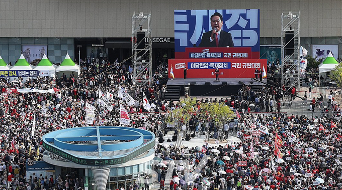 국민의힘 장동혁 대표가 21일 대구 동구 동대구역 광장에서 열린 야당탄압·독재정치 국민 규탄대회에 참석해 발언하고 있다.