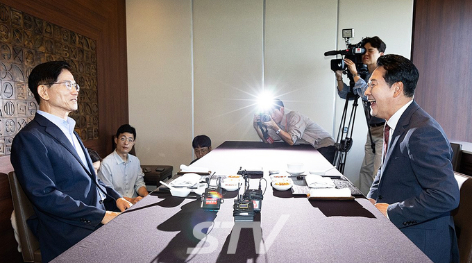 국민의힘 장동혁 대표와 김문수 전 대선 후보가 23일 서울 여의도의 한 식당에서 만나 대화를 나누고 있다.