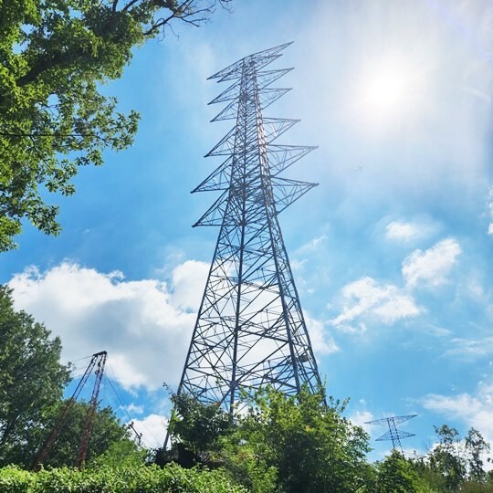 한국전력이 2029년 완공을 목표로 전북 정읍~충남 계룡 구간 송전탑·송전선로 건설을 추진 중인데, 해당 지역 주민들과 갈등이 발생하고 있다. (사진은 경기도 용인 석성산 송전탑 공사 현장) 사진=일요신문