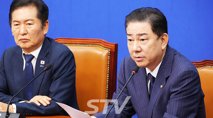 더불어민주당 김병기 원내대표가 24일 서울 여의도 국회에서 열린 최고위원회의에서 발언하고 있다.