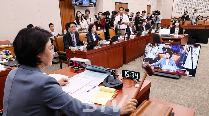 24일 서울 여의도 국회에서 열린 법제사법위원회 전체회의에서 더불어민주당 소속 추미애 위원장이 정회를 선언하고 있다.