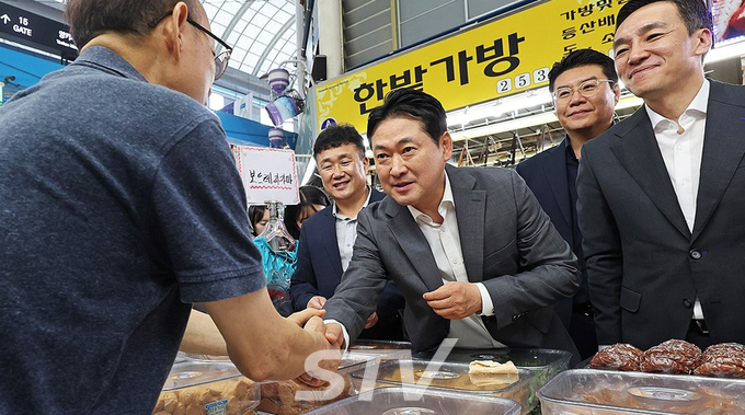 국민의힘 장동혁 대표가 25일 오전 대전시 동구 중동 중앙시장을 찾아 상인과 인사하고 있다.