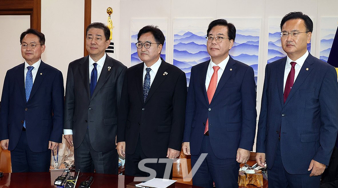 우원식 국회의장이 25일 서울 여의도 국회 의장실에서 여야 원내대표들과 회동을 하고 있다. 왼쪽부터 더불어민주당 허영 원내정책수석부대표, 김병기 원내대표, 우 국회의장, 국민의힘 송언석 원내대표, 유상범 원내운영수석부대표