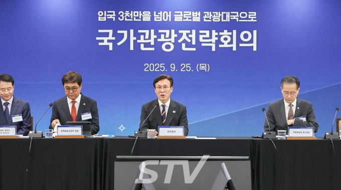 김민석 국무총리가 25일 서울 중구 한국관광공사 서울센터에서 열린 제10차 국가관광전략회의에서 발언하고 있다.