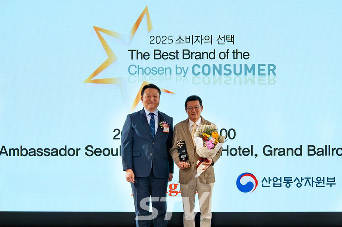 김기태 보람상조 대표이사(우측)가 2025 소비자의 선택 시상식에서 기념촬영을 하고 있다. 사진=보람그룹