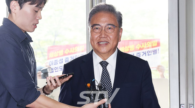 박진 전 외교부 장관이 23일 서울 서초구 이명현 순직해병 특별검사팀 사무실에 참고인 자격으로 조사를 받기 위해 출석하고 있다.