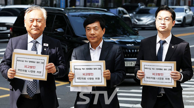 더불어민주당 이성윤 법률위원장, 김동아 허위조작감시단장, 이재강 의원이 26일 서울경찰청에서 국민의힘 나경원 의원을 허위 사실 적시에 의한 명예훼손 혐의로 고발하기 위해 민원실로 이동하고 있다.