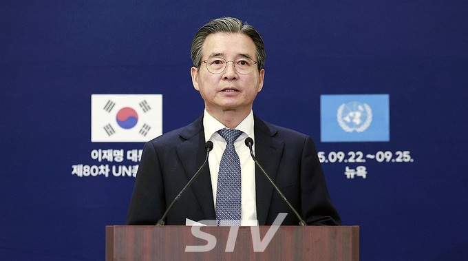 김용범 대통령실 정책실장이 24일(현지시간) 미국 뉴욕 유엔본부에서 이재명 대통령과 스콧 베선트 미국 재무장관 면담 관련 브리핑을 하고 있다.