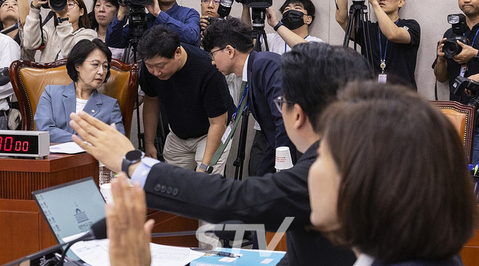 추미애 국회 법제사법위원장이 24일 국회에서 열린 법제사법위원회 전체 회의에서 국민의힘 나경원, 곽규택 의원이 2025년 국정감사 증인 출석안을 두고 항의하자 법사위 행정 담당 직원들과 대화하고 있다.