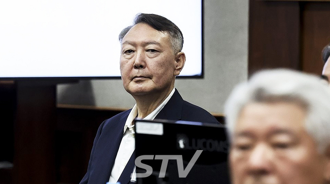 윤석열 전 대통령이 26일 서울 서초구 서울중앙지법에서 열린 특수공무집행방해, 직권남용 권리행사방해 등 혐의 사건 1차 공판에 출석해 있다.