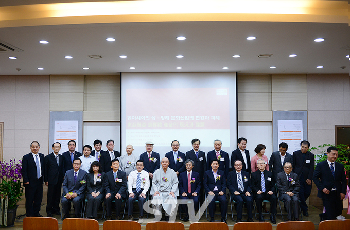 동국대 생사문화산업학과는 2014년 생사문화산업연구소를 만들었다. 이범수 교수(뒷줄 가운데)는 현재 생사문화산업학과를 이끌고 있다.