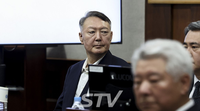 윤석열 전 대통령이 26일 서울 서초구 서울중앙지법에서 열린 특수공무집행방해, 직권남용 권리행사방해 등 혐의 사건 1차 공판에 출석해 있다.