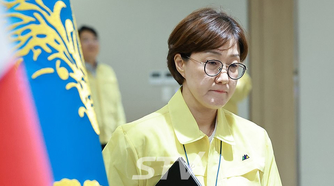 김현지 대통령실 총무비서관이 18일 서울 용산 대통령실 청사에서 이재명 대통령 주재로 열린 을지 국무회의에 배석하고 있다.