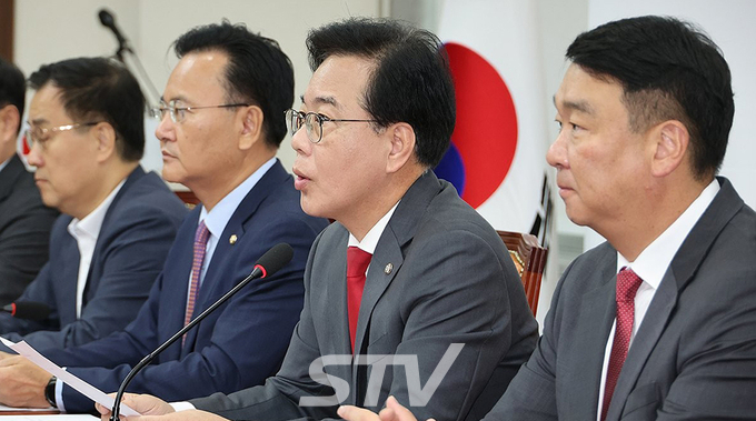 국민의힘 송언석 원내대표가 30일 서울 여의도 국회에서 열린 원내대책회의에서 발언하고 있다.