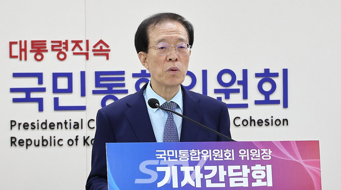 이석연 국민통합위원장이 30일 서울 종로구 정부서울청사 국민통합위원회 대회의실에서 기자간담회를 하고 있다.