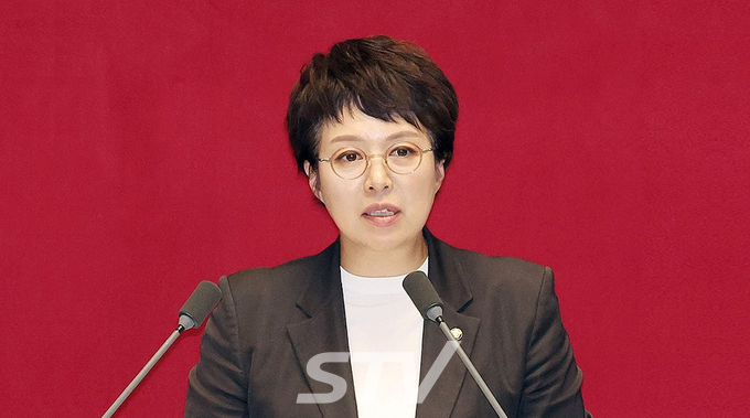 국민의힘 김은혜 의원이 29일 국회 본회의장에서 '국회에서의 증언·감정 등에 관한 법률 일부개정법률안에 대한 수정안'에 대해 무제한 토론을 이어가고 있다.