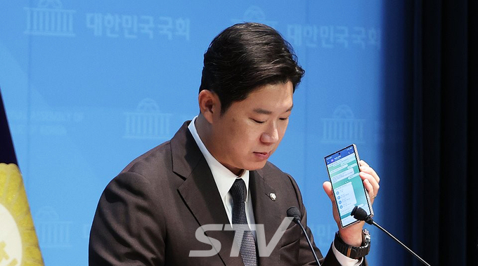 국민의힘 진종오 의원이 30일 서울 여의도 국회 소통관에서 더불어민주당의 특정종교단체 신도를 동원한 권리당원 조작 시도 의혹을 폭로하며 제보 통화 녹취를 공개하고 있다.