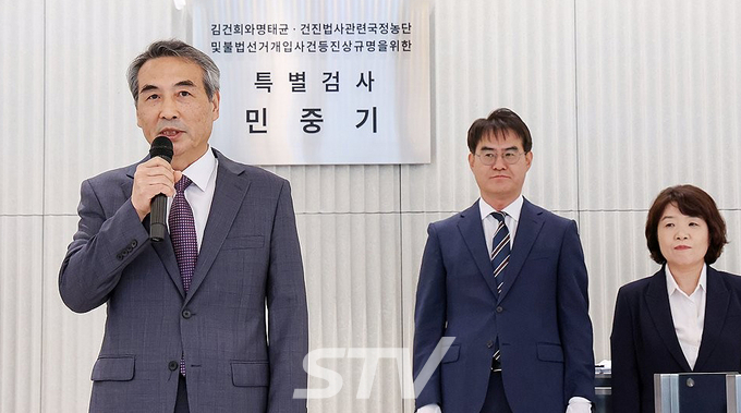 민중기 특별검사가 지난 2일 서울 종로구 KT광화문빌딩에 마련된 사무실 앞에서 현판 제막을 한 뒤 발언하고 있다.