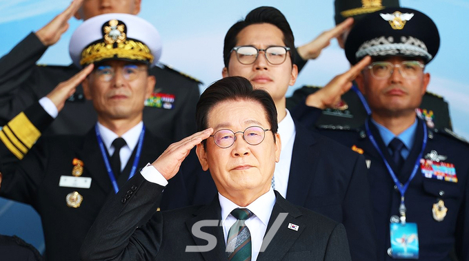 이재명 대통령이 1일 충남 계룡대 대연병장에서 열린 건군 77주년 국군의 날 기념행사에서 열병차량에 탑승해 거수경례하고 있다.